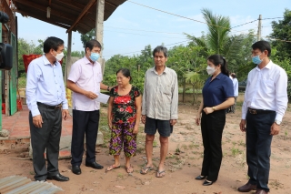 Phó Chủ tịch UBND tỉnh Trần Văn Chiến thăm, động viên các gia đình bị thiệt hại do giông lốc tại Gò Dầu
