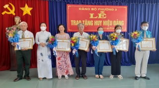 Thành ủy Tây Ninh trao tặng Huy hiệu Đảng cho đảng viên phường 3 và phường IV