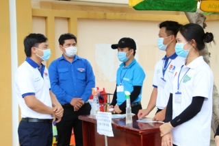 Huyện đoàn Châu Thành thăm, tặng quà đội thanh niên tình nguyện “Tiếp sức mùa thi”