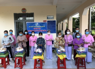 Hội Phụ nữ 2 phường Long Hoa và Long Thành Bắc: Tặng quà các trường hợp khó khăn do ảnh hưởng dịch Covid-19