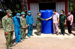 Huyện uỷ Tân Châu: Tặng 15 bồn chứa nước cho các đồn biên phòng trên địa bàn