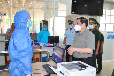 Thủ tướng Chính phủ: Thăm hỏi, động viên các lực lượng làm “nhiệm vụ kép” tại Cửa khẩu quốc tế Mộc Bài