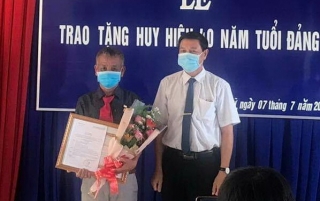 Bến Cầu: Trao Huy hiệu 40 năm tuổi Đảng cho đảng viên xã Long Chữ