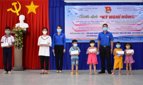 Đoàn khối Cơ quan và Doanh nghiệp tỉnh: Trao học bổng cho học sinh nghèo vượt khó