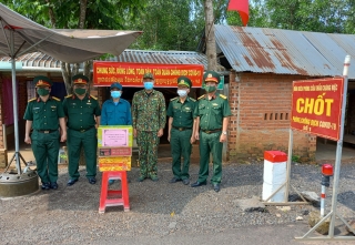 Bộ CHQS tỉnh: Thăm cán bộ chiến sĩ các chốt chống dịch ở hai huyện Tân Châu, Tân Biên