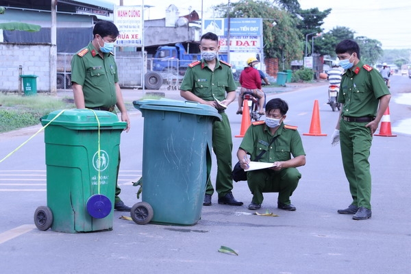 Tân Châu: Bị truy đuổi lạc tay lái lao xe vào thùng rác, làm 2 người tử vong