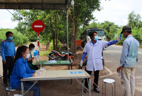 MTTQ tỉnh: Thăm, tặng quà chốt liên ngành kiểm tra phòng, chống dịch Covid-19