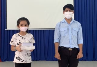 Xã Thái Bình trao tặng sách, vở cho học sinh có hoàn cảnh khó khăn