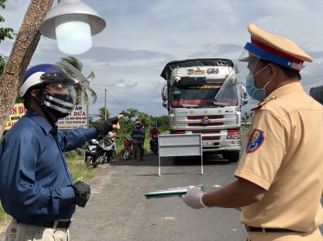 Ngày đầu thực hiện giãn cách xã hội theo Chỉ thị 16: Lực lượng CSGT quyết tâm ngăn chặn dịch bệnh