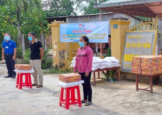 Trao 100 phần quà cho thanh niên người Tà Mun ở xã Suối Đá