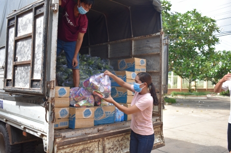 Xã Phan: Tiếp nhận quà từ mạnh thường quân