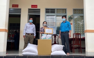 Công ty TNHH MTV Định Khuê: Tặng quà cho vùng cách ly y tế