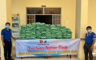Trao 300 túi gạo cho gia đình khó khăn trong khu vực bị phong toả