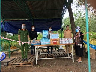 Hội Phụ nữ Công an thị xã Hòa Thành: Thăm, tặng quà các chốt kiểm soát phòng, chống dịch Covid-19