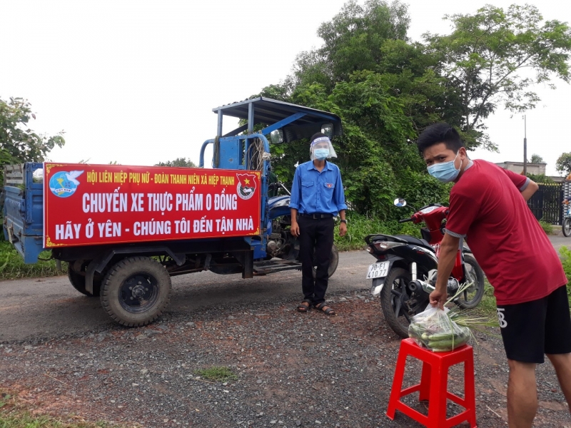 Xã Hiệp Thạnh: Tổ chức chương trình “Chuyến xe thực phẩm 0 đồng” tặng 1 tấn rau củ quả cho hộ dân khó khăn, trong khu vực phong toả