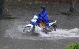 Áp thấp nhiệt đới sát bờ biển Nam Định – Ninh Bình, mưa mở rộng xuống miền Trung