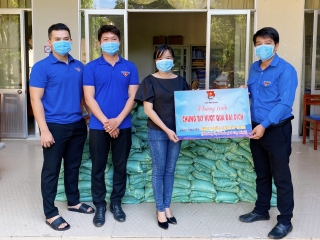 Thành đoàn TP. Tây Ninh: Tặng 1 tấn gạo cho người dân hai xã Tân Bình, Thạnh Tân