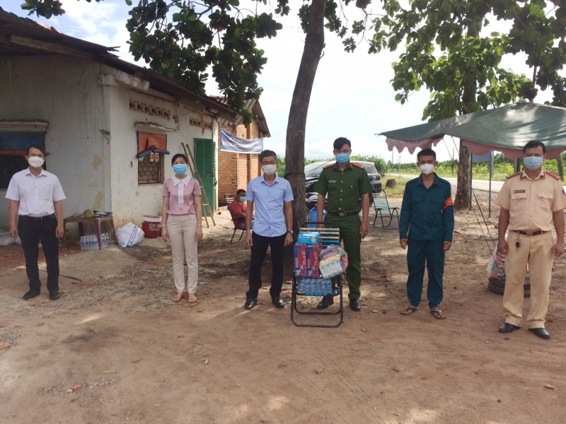 Hội Liên hiệp Phụ nữ xã Thạnh Đức tặng quà các chốt phòng, chống dịch Covid- 19 và người nghèo