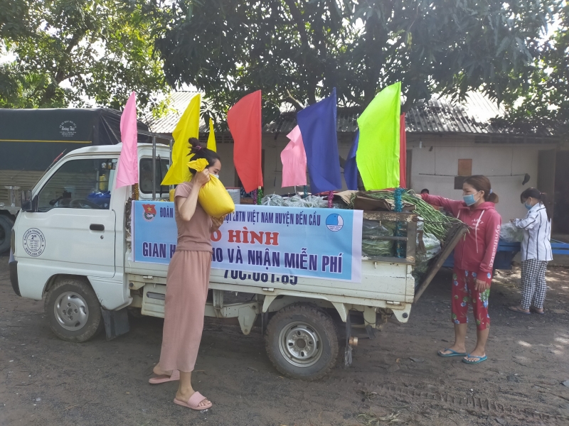 Huyện đoàn Bến Cầu: Ra mắt mô hình “Gian hàng cho và nhận” hỗ trợ cho người dân, lao động khó khăn