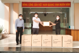 Thị xã Trảng Bàng tiếp nhận 200 bộ đồ bảo hộ y tế ủng hộ công tác phòng, chống dịch Covid-19