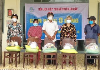 Các cấp Hội LHPN huyện Gò Dầu trao tặng gần 1.500 phần quà cho người bị ảnh hưởng dịch Covid- 19