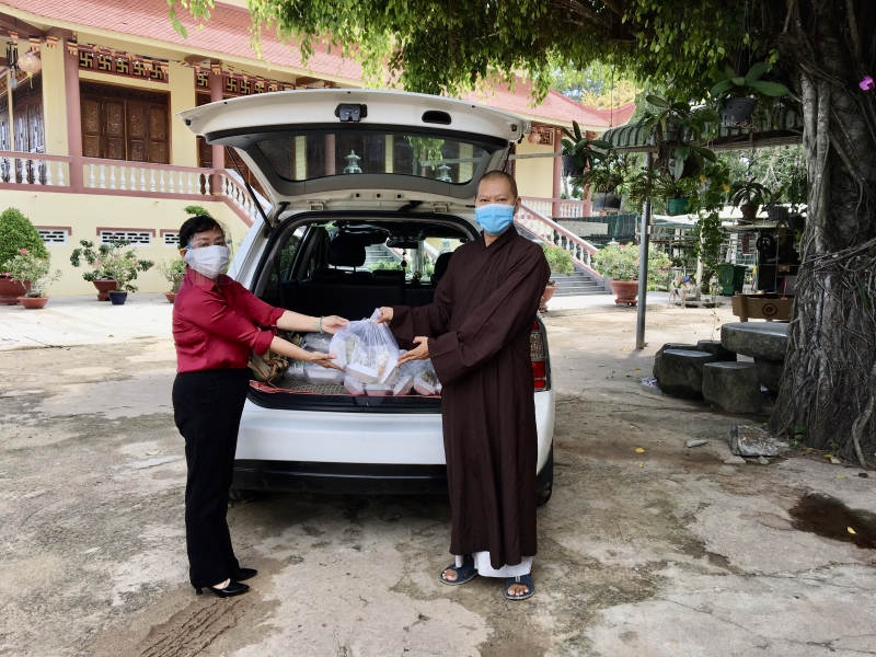 Chùa Hạnh Lâm tặng suất cơm trưa, chiều cho lực lượng phòng, chống dịch trên địa bàn