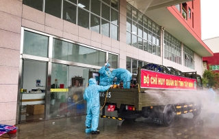 Bộ CHQS tỉnh: Phun thuốc khử khuẩn tại huyện Châu Thành và Gò Dầu