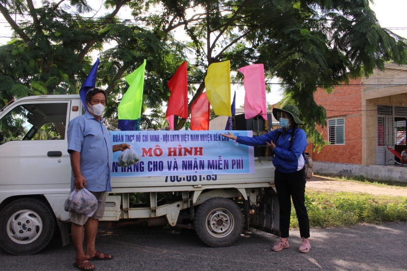 Bến Cầu: Tặng quà cho người dân có hoàn cảnh khó khăn