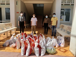 Châu Thành: Trao tặng 100 phần quà cho các khu phong tỏa do dịch bệnh Covid-19