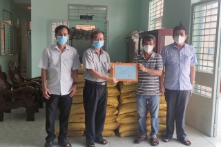 Trảng Bàng: Trao 1 tấn gạo hỗ trợ người dân có hoàn cảnh khó khăn bị ảnh hưởng dịch Covid-19 tại phường Lộc Hưng