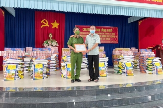 Phòng Kỹ thuật hình sự, Công an tỉnh trao tặng 100 phần quà ủng hộ công tác phòng, chống dịch Covid-19 tại phường Lộc Hưng