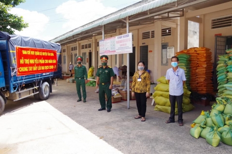 Ban CHQS huyện Tân Châu: tặng nhu yếu phẩm cho các hộ dân vùng phong tỏa