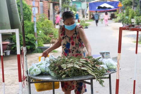 Tổ chức phát phiếu cho người dân đi chợ