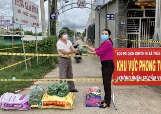 Xã Thái Bình: Trao tặng nông sản cho hộ dân trong các khu vực phong tỏa trên địa bàn