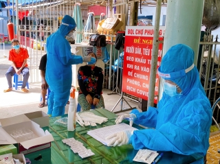 Thành phố Tây Ninh test nhanh Covid-19 cho tiểu thương tại chợ phường 3