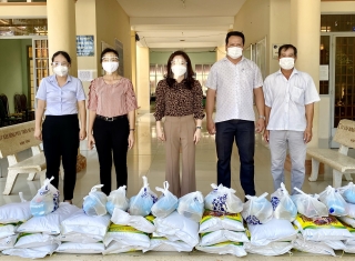 Châu Thành: Trao tặng 100 phần quà cho các khu phong tỏa và người nghèo ảnh hưởng dịch bệnh Covid-19