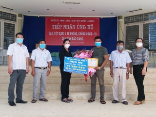 Tỉnh Bắc Giang ủng hộ 20 tấn gạo và trang thiết bị phòng, chống dịch Covid-19 cho huyện Tân Châu
