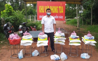 UBMTTQVN xã Phước Vinh: Tặng quà cho các hộ dân trong khu vực bị phong tỏa