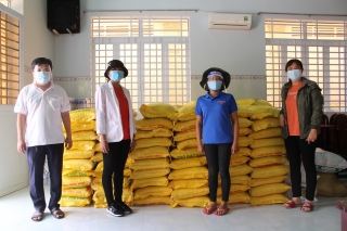 Báo Tây Ninh: Tặng 2 tấn gạo hỗ trợ huyện Bến Cầu