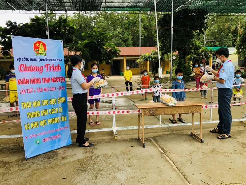 Hội đồng Đội huyện Dương Minh Châu: Tặng quà cho thiếu nhi trong khu vực phong toả