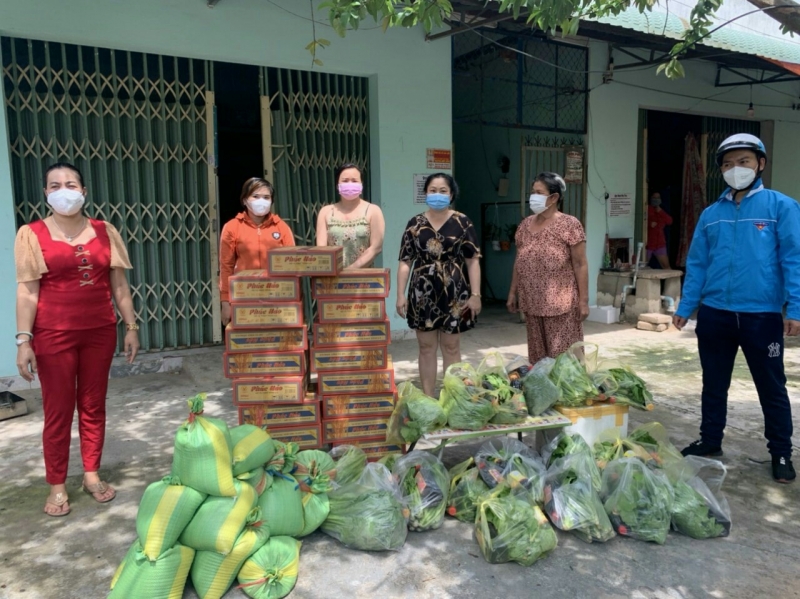 Tặng quà cho các hộ gia đình, công nhân hoàn cảnh khó khăn