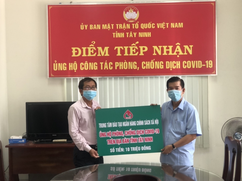 Tiếp nhận kinh phí ủng hộ công tác phòng chống dịch Covid-19 của hệ thống Ngân hàng Chính sách Xã hội