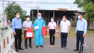 Lãnh đạo huyện Gò Dầu thăm, tặng quà các chốt trực phòng, chống Covid- 19