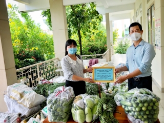 Thị xã Hoà Thành tiếp nhận hơn 1 tấn rau củ quả