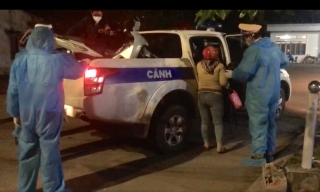 CSGT TP.HCM dùng xe đặc chủng đưa 2 mẹ con đi chạy thận về Tây Ninh