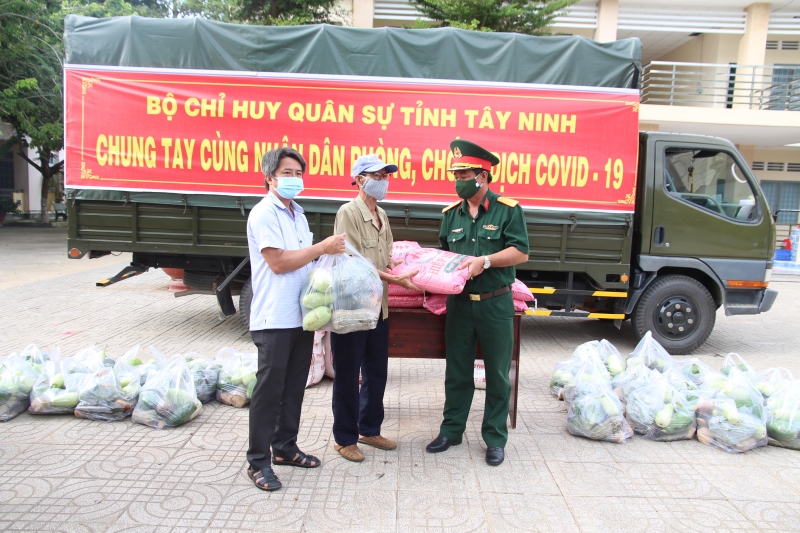 Khen thưởng các cá nhân có thành tích tiêu biểu giúp dân vượt qua khó khăn do dịch Covid-19