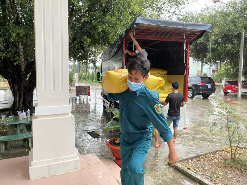 Báo Tây Ninh: Trao gạo hỗ trợ phòng, chống dịch