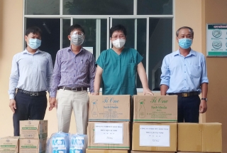 Công ty TNHH MTV khai thác thủy lợi Tây Ninh tặng quà cho Bệnh viện dã chiến số 2