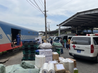 Trước giờ khởi hành vận chuyển thiết bị y tế từ Ga Hà Nội vào Bệnh viện dã chiến 16