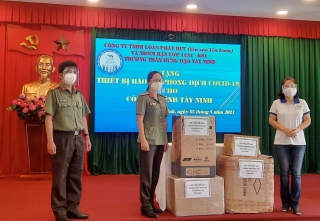 Trao tặng quà vật tư y tế cho Công an tỉnh Tây Ninh